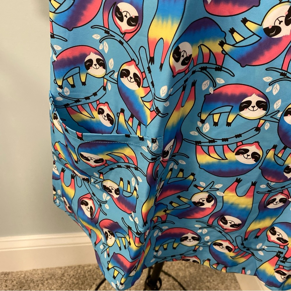 Zoe + Chloe Large L Chillax Max Rainbow Sloth Scrub Top Women Ladies Shirt Cute - Picture 5 of 11